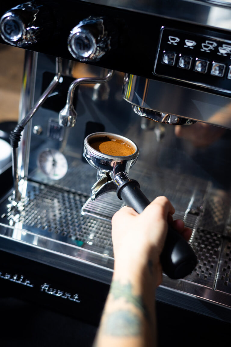 Příprava espressa na kávovaru v Café Palachovka