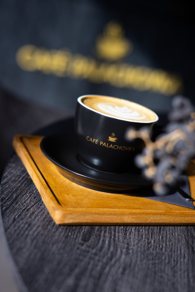 Cappuccino v šálku s logem Café Palachovka