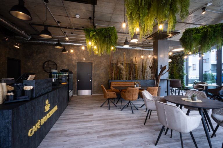 Interiér Café Palachovka s barem a posezením