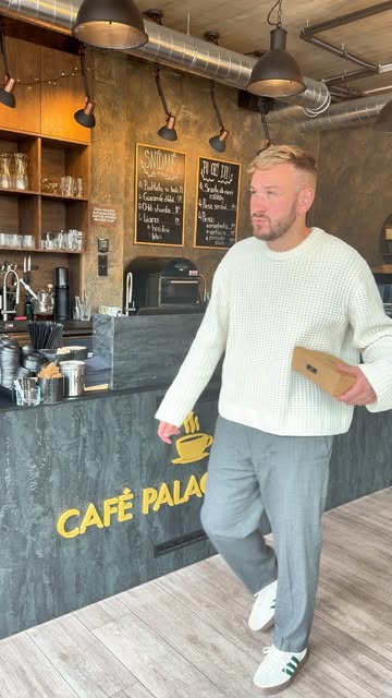 Host s krabičkou dezertů u baru Café Palachovka
