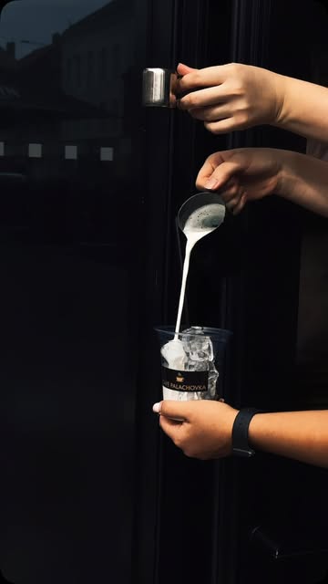 Příprava ledové kávy s mlékem v Café Palachovka