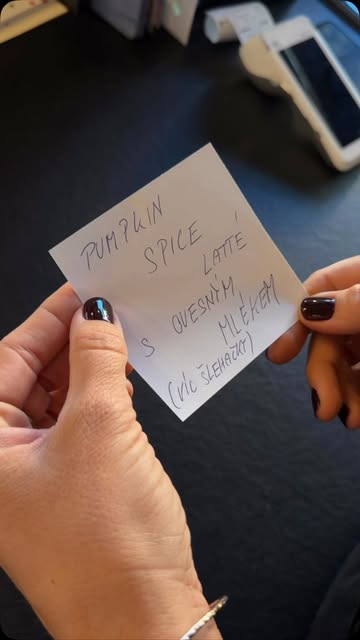 Lístek s objednávkou Pumpkin Spice Latte s ovesným mlékem