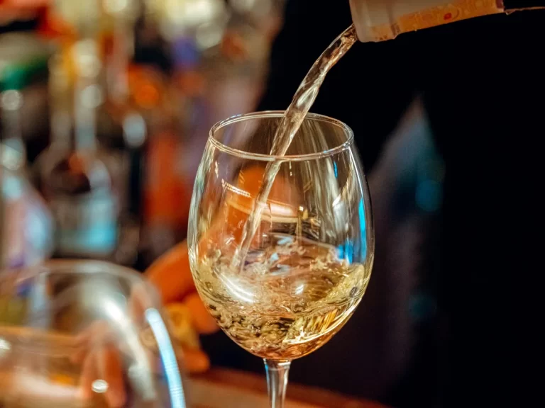 Nalévání prosecca do sklenice
