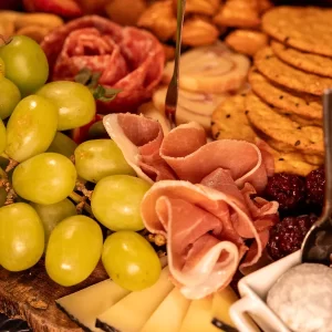 Tapas prkénko s prosciuttem, sýrem a hroznovým vínem